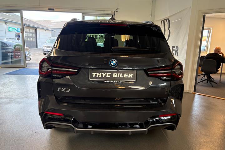 Grå BMW iX3 fra 2023