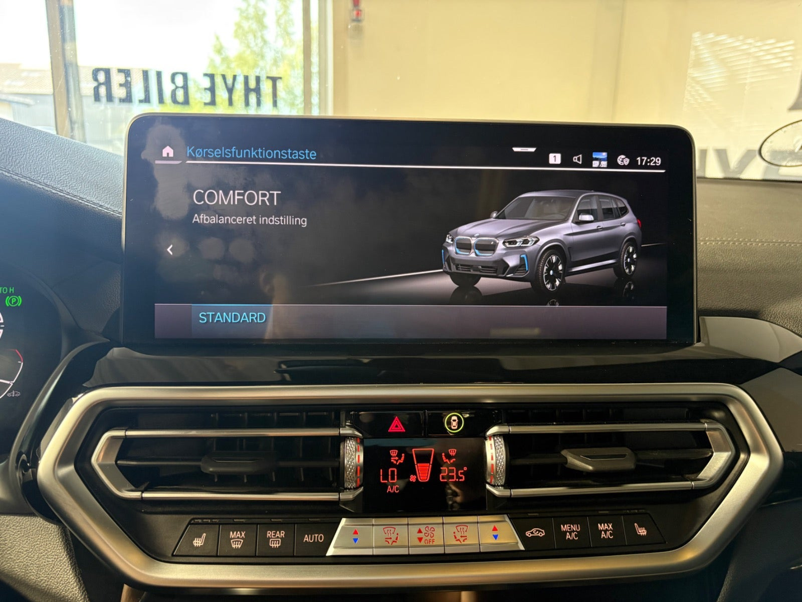 Grå BMW iX3 fra 2023