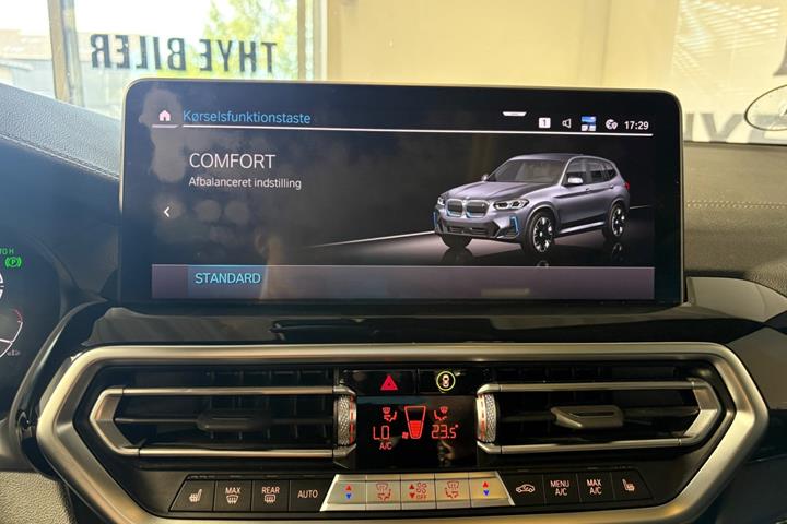 Grå BMW iX3 fra 2023
