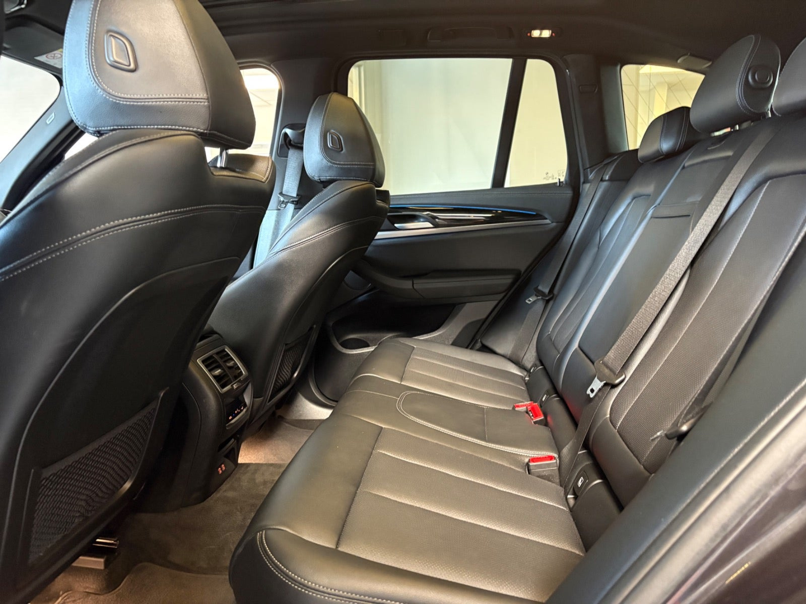 Grå BMW iX3 fra 2023
