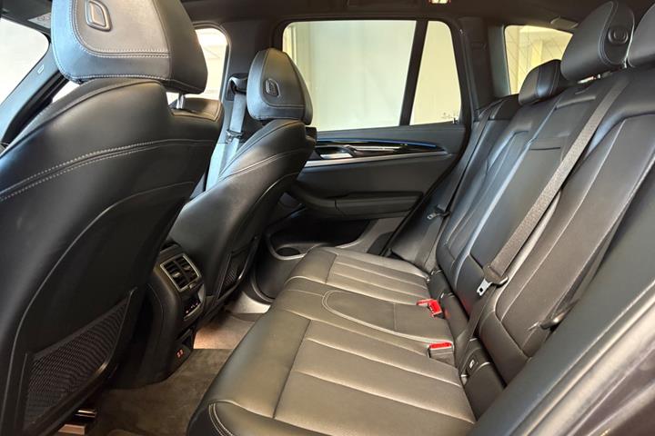 Grå BMW iX3 fra 2023