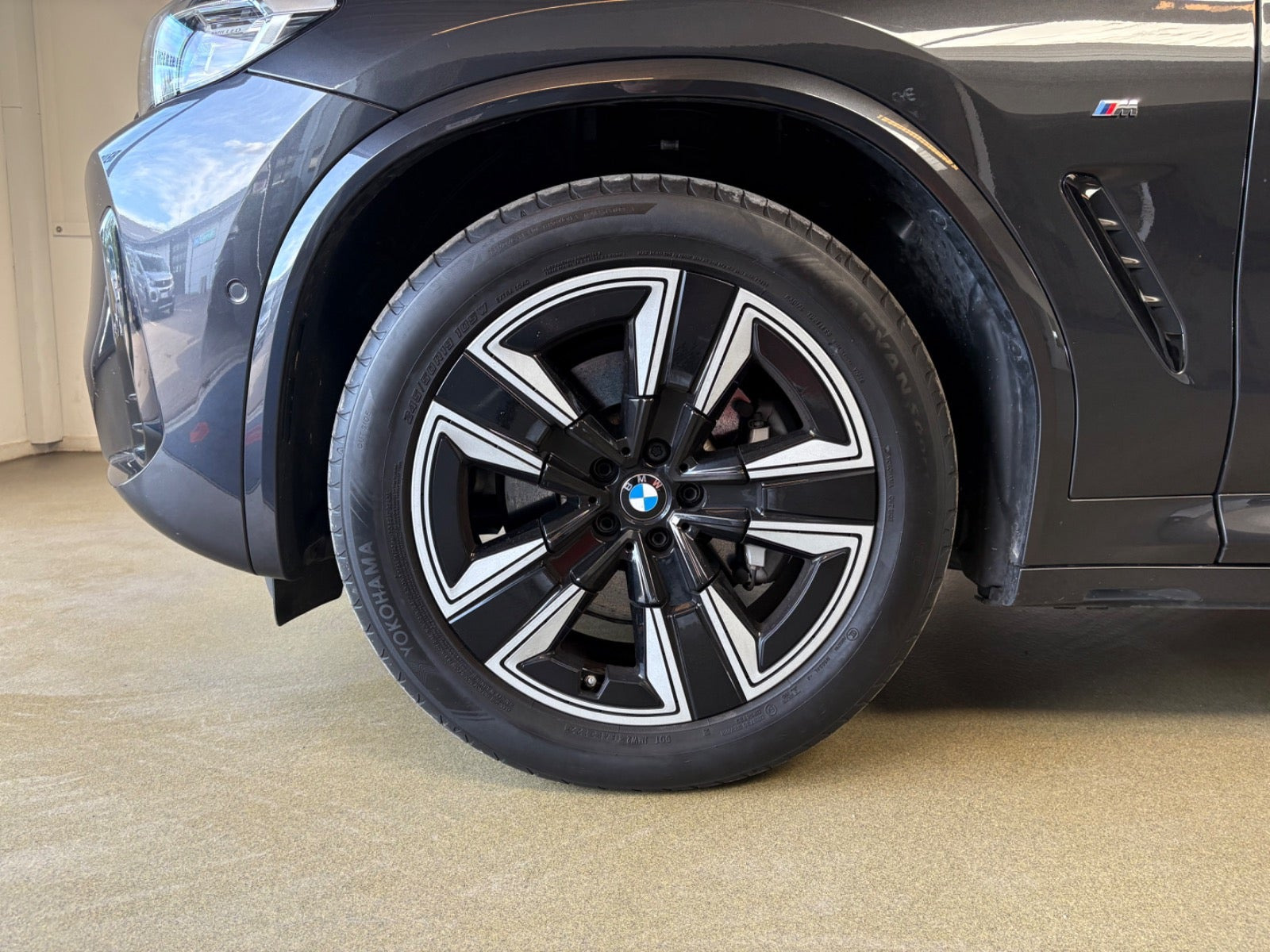Grå BMW iX3 fra 2023
