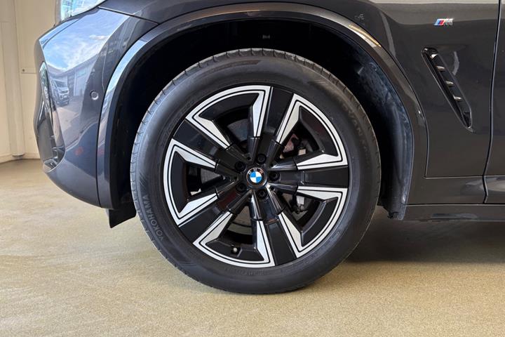 Grå BMW iX3 fra 2023