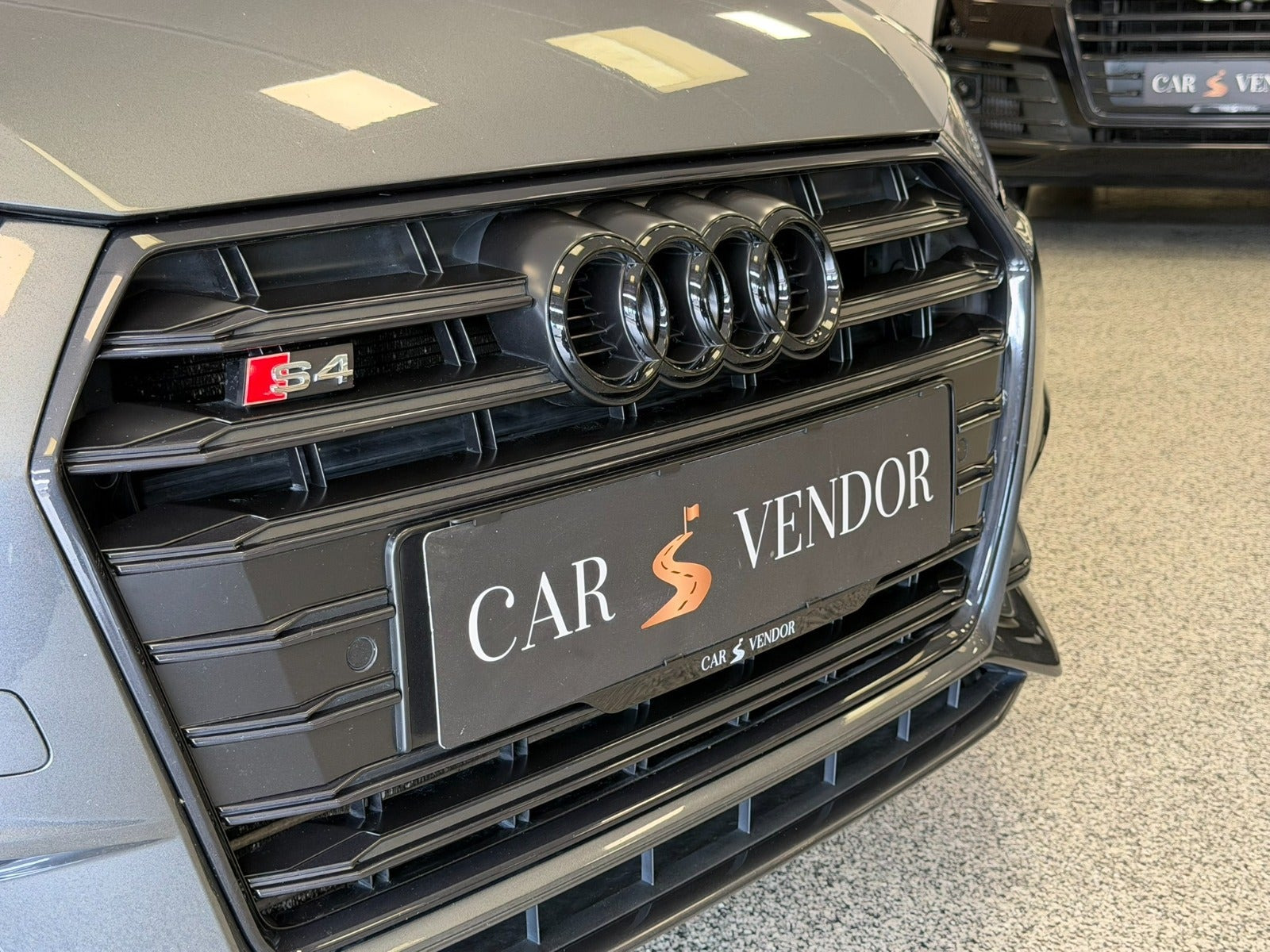 Grå Audi S4 fra 2018