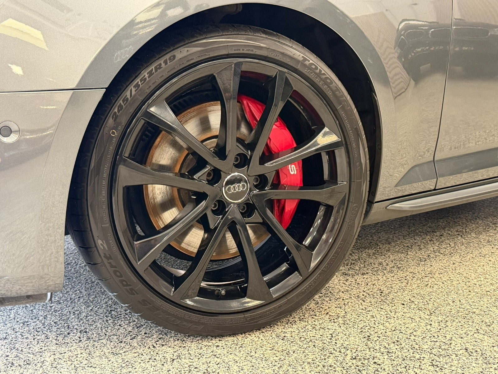 Grå Audi S4 fra 2018