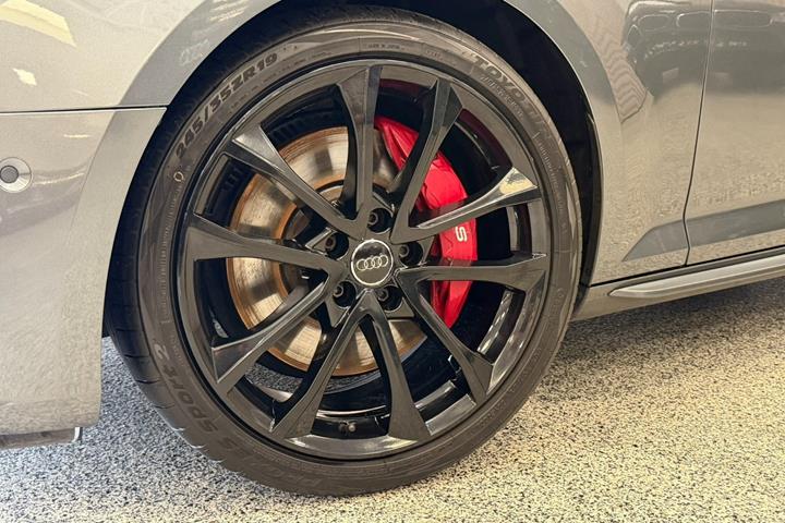 Grå Audi S4 fra 2018