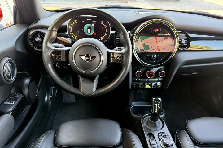 Sort Mini Cooper SE fra 2023
