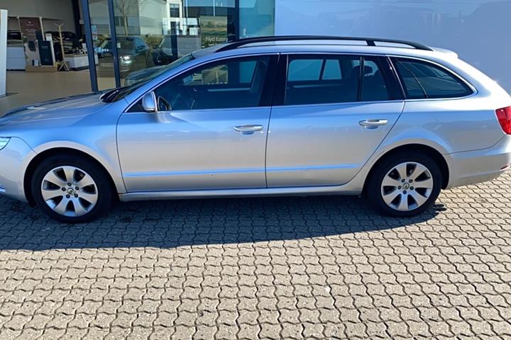 Sølv Skoda Superb fra 2012