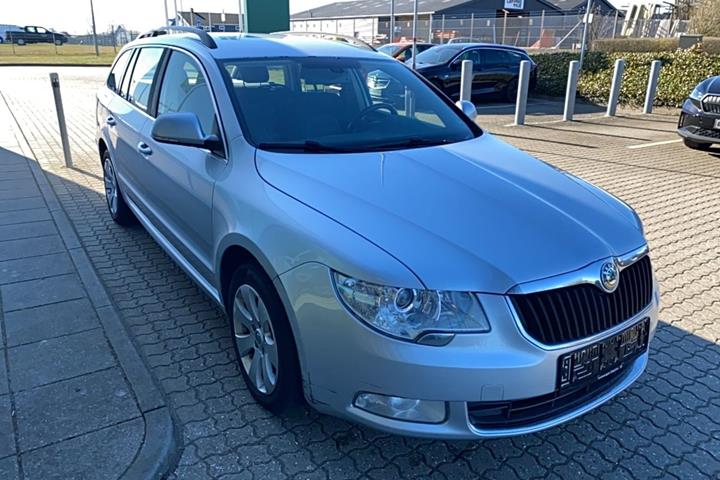 Sølv Skoda Superb fra 2012
