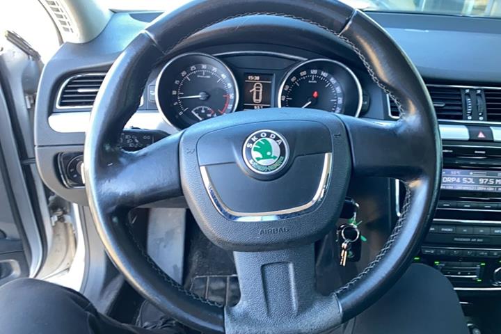 Sølv Skoda Superb fra 2012