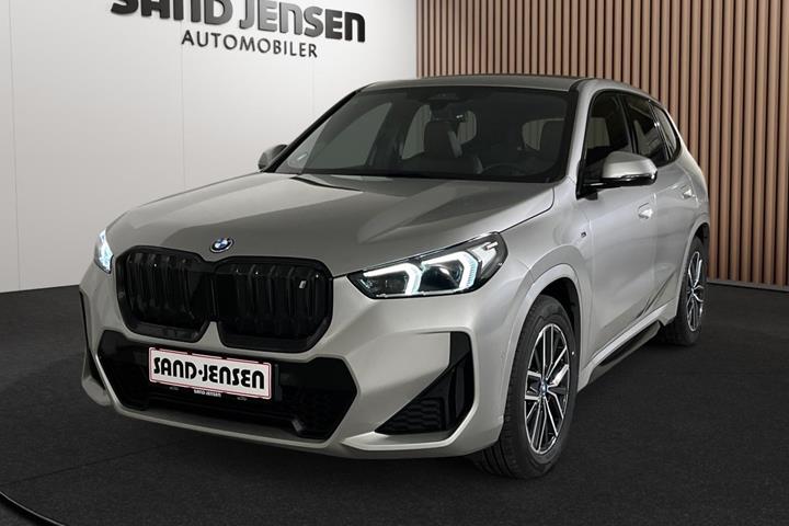 Grå BMW iX1 fra 2023 set udefra