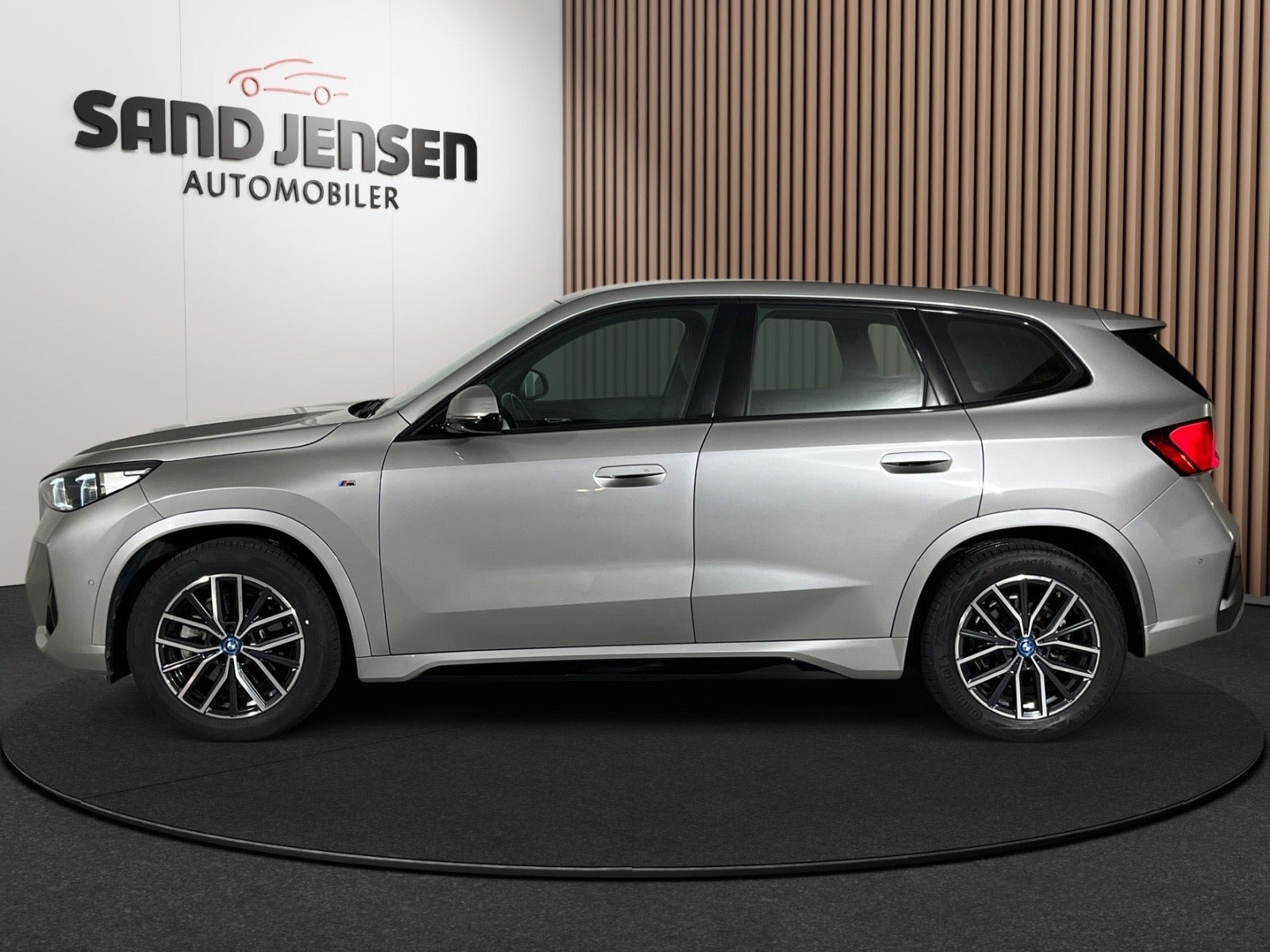 Grå BMW iX1 fra 2023