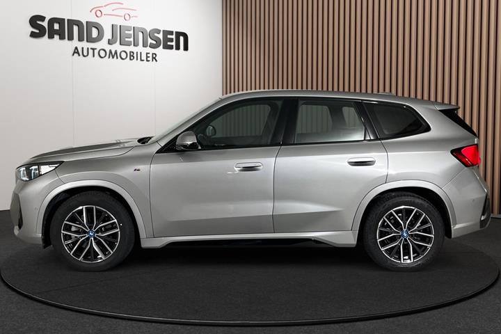 Grå BMW iX1 fra 2023