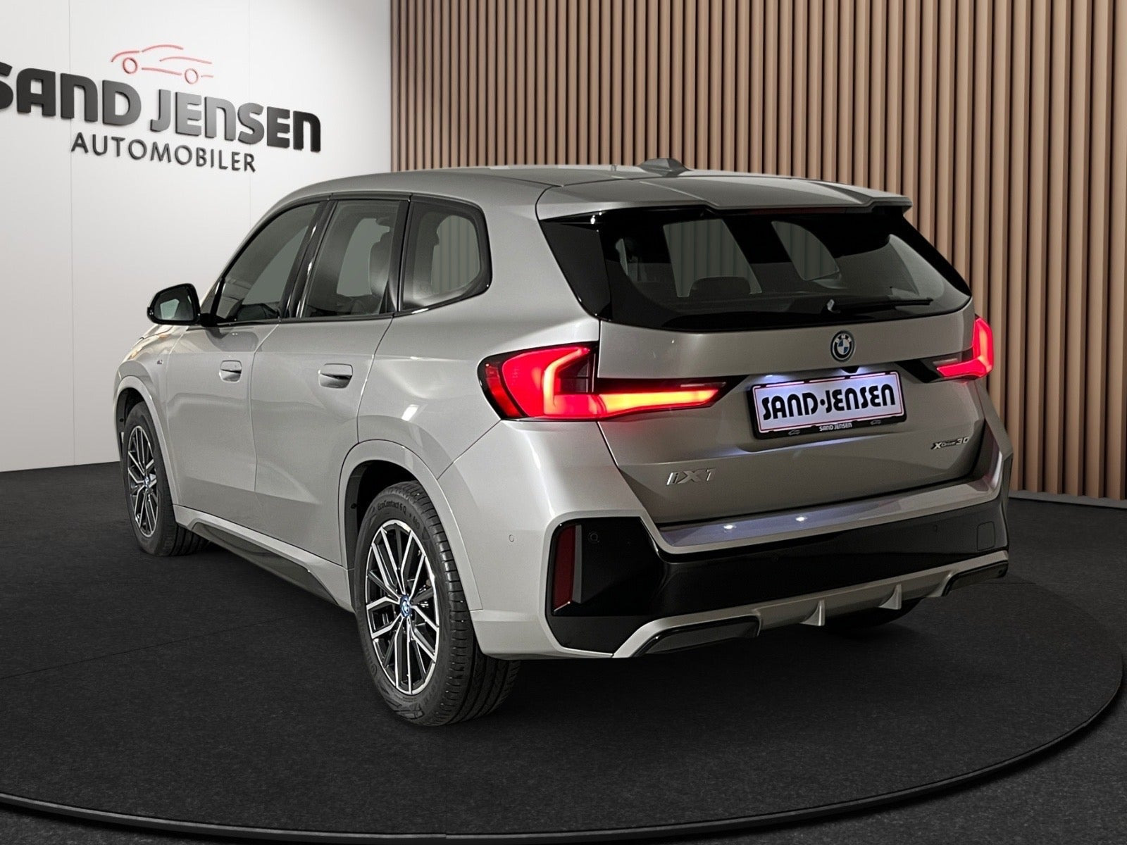 Grå BMW iX1 fra 2023