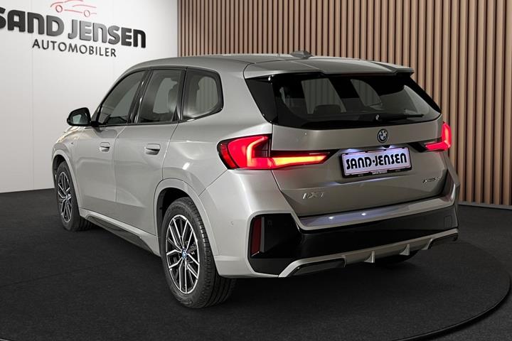 Grå BMW iX1 fra 2023