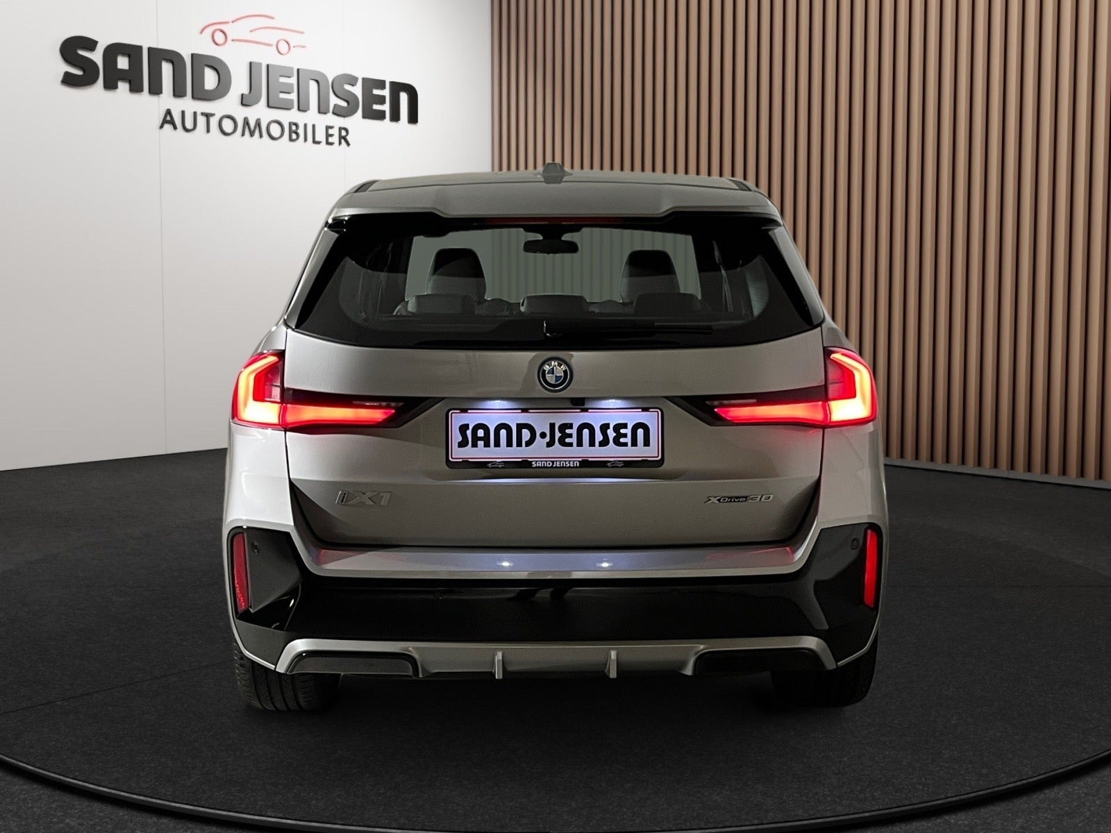 Grå BMW iX1 fra 2023