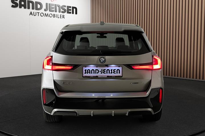 Grå BMW iX1 fra 2023