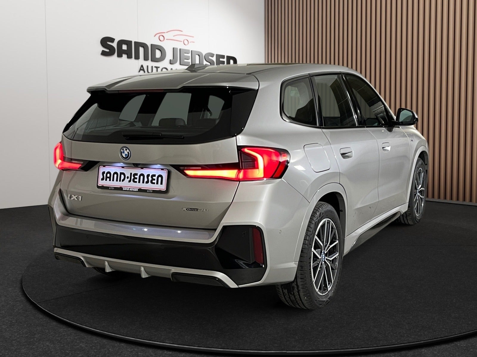 Grå BMW iX1 fra 2023