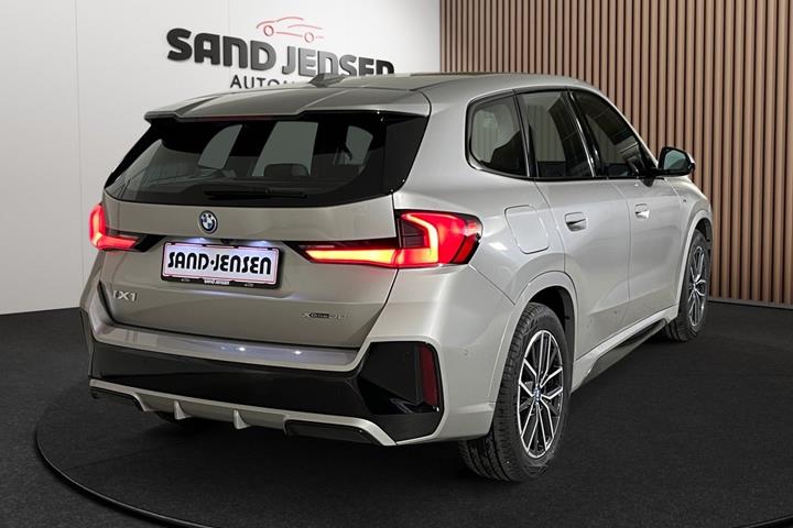 Grå BMW iX1 fra 2023