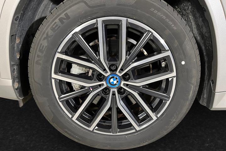 Grå BMW iX1 fra 2023