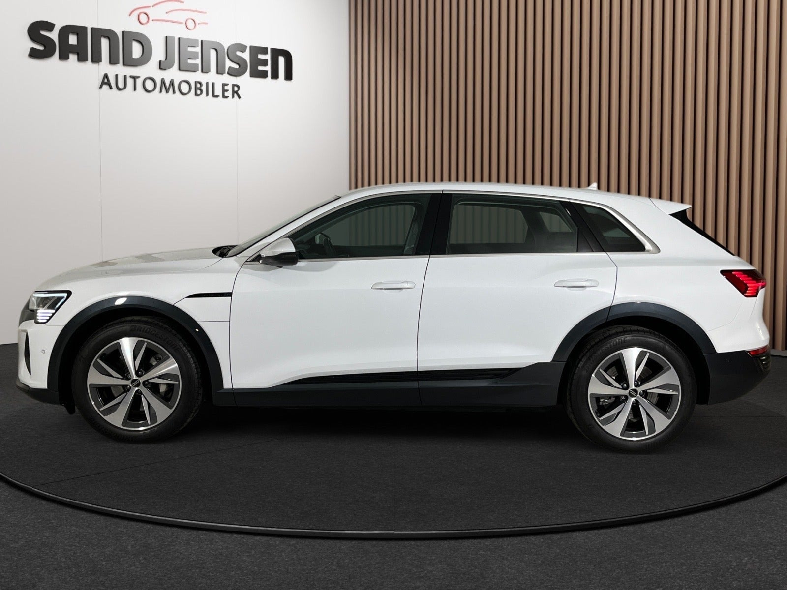 Hvid Audi Q8 e-tron fra 2024