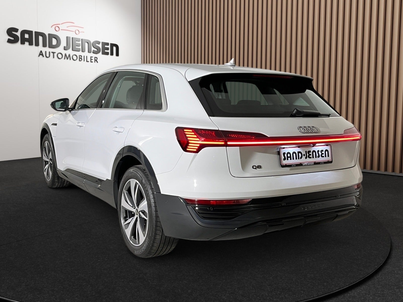Hvid Audi Q8 e-tron fra 2024