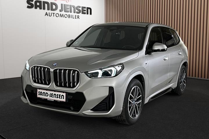 Grå BMW iX1 fra 2023 set udefra
