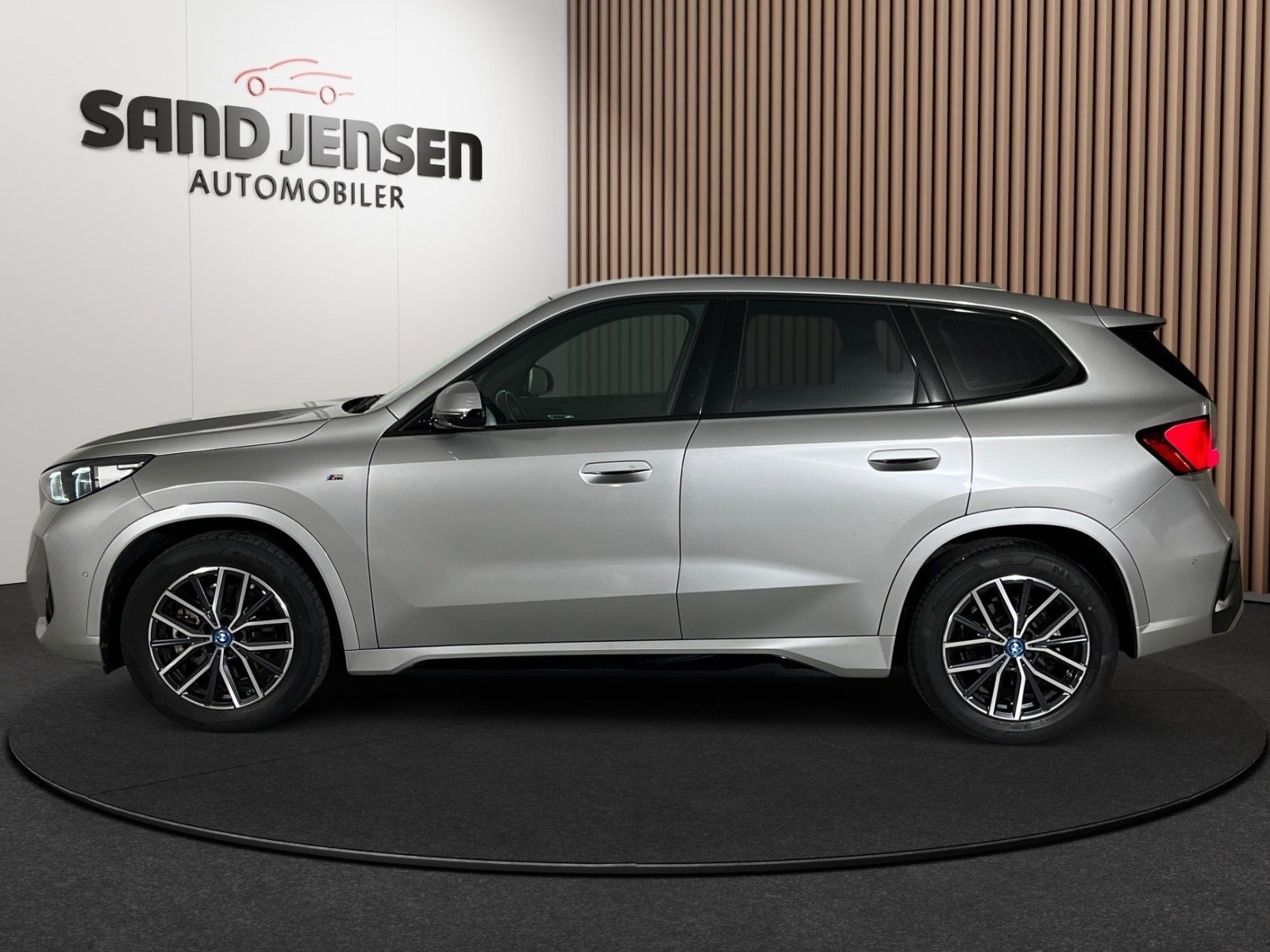 Grå BMW iX1 fra 2023