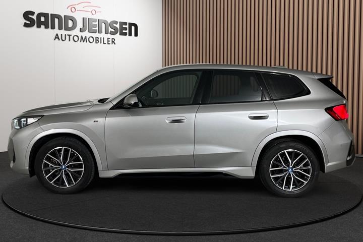Grå BMW iX1 fra 2023