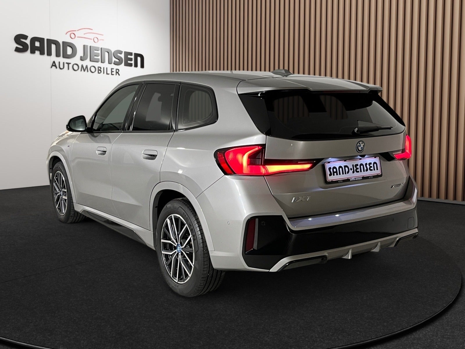 Grå BMW iX1 fra 2023