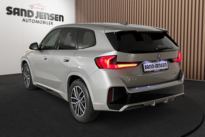 Grå BMW iX1 fra 2023