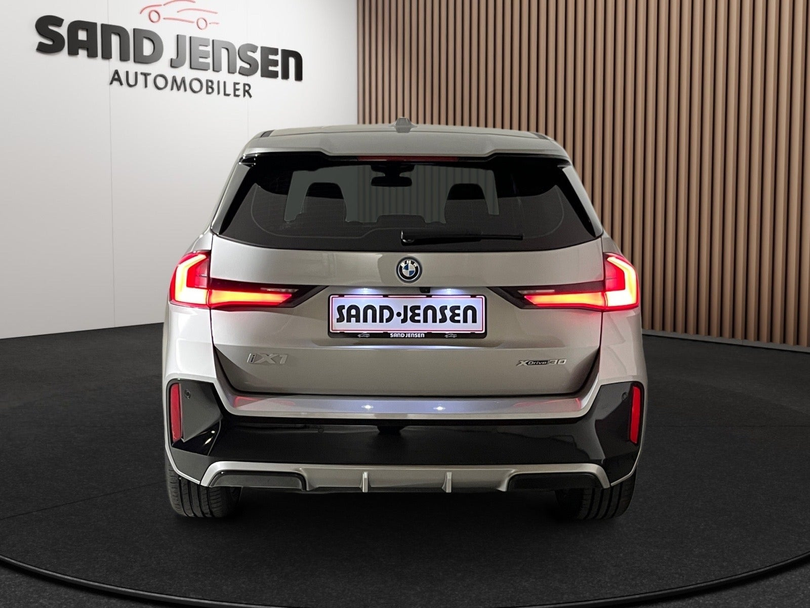 Grå BMW iX1 fra 2023