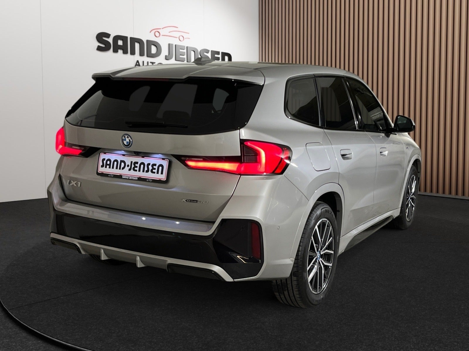 Grå BMW iX1 fra 2023