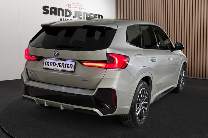 Grå BMW iX1 fra 2023