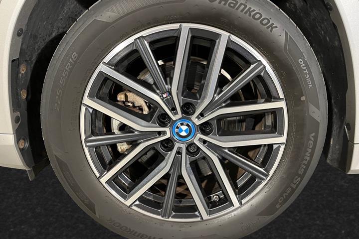 Grå BMW iX1 fra 2023
