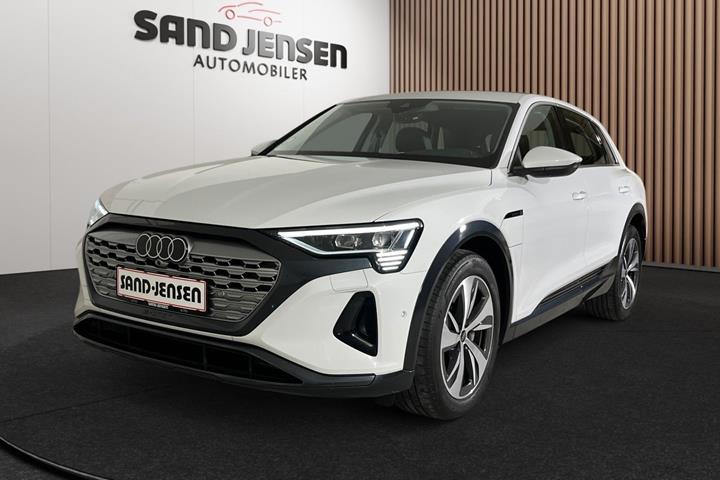 Hvid Audi Q8 e-tron fra 2024 set udefra