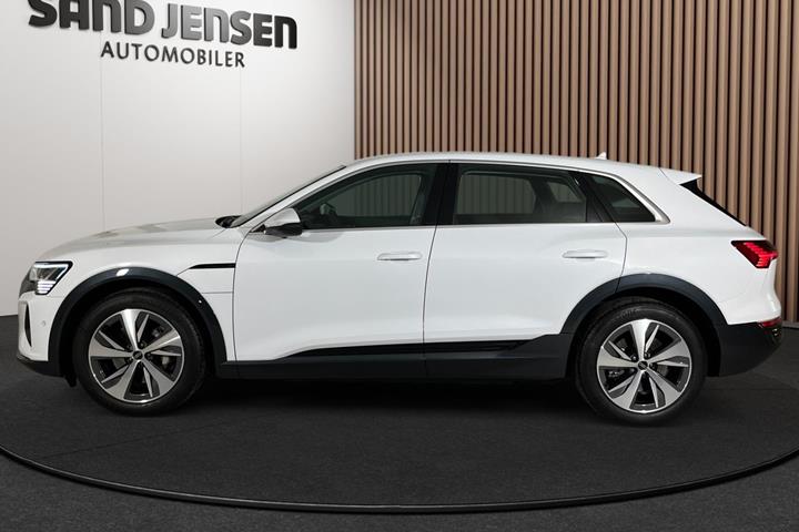 Hvid Audi Q8 e-tron fra 2024