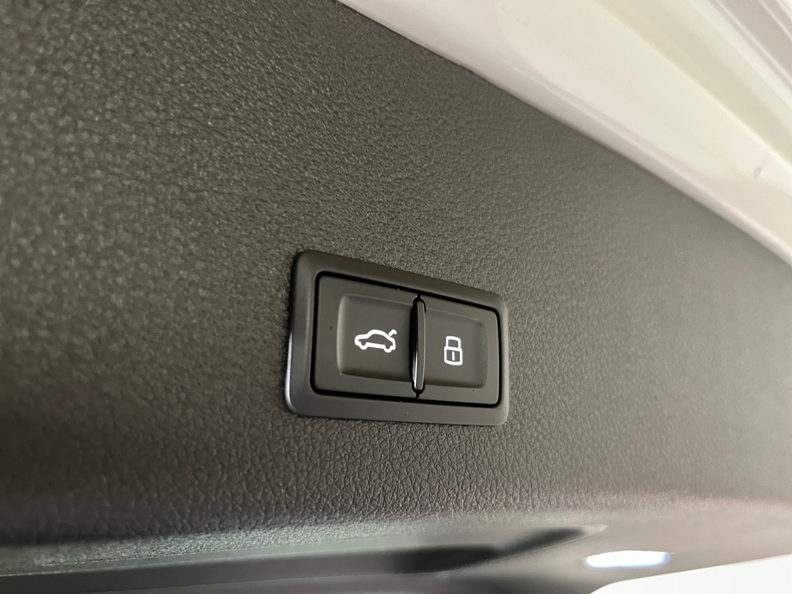 Hvid Audi Q8 e-tron fra 2024