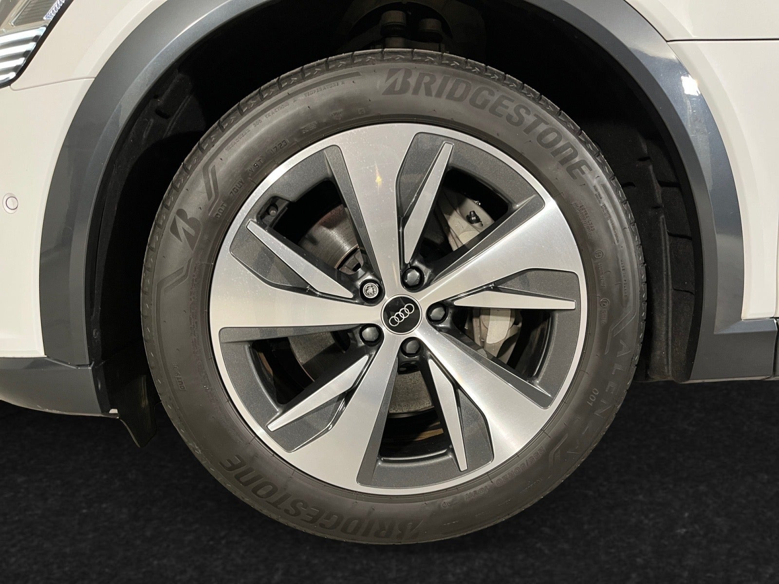 Hvid Audi Q8 e-tron fra 2024
