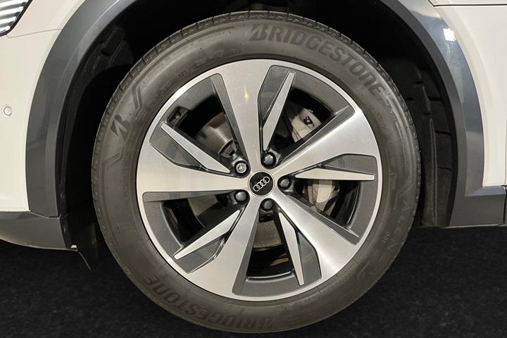 Hvid Audi Q8 e-tron fra 2024