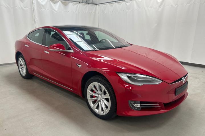 Rød Tesla Model S fra 2021