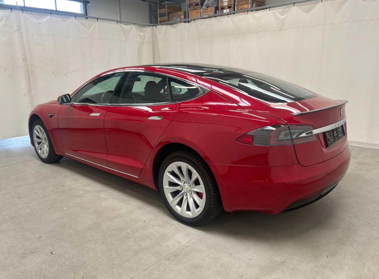 Rød Tesla Model S fra 2021