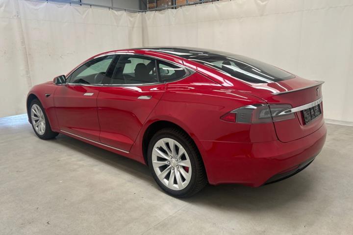 Rød Tesla Model S fra 2021