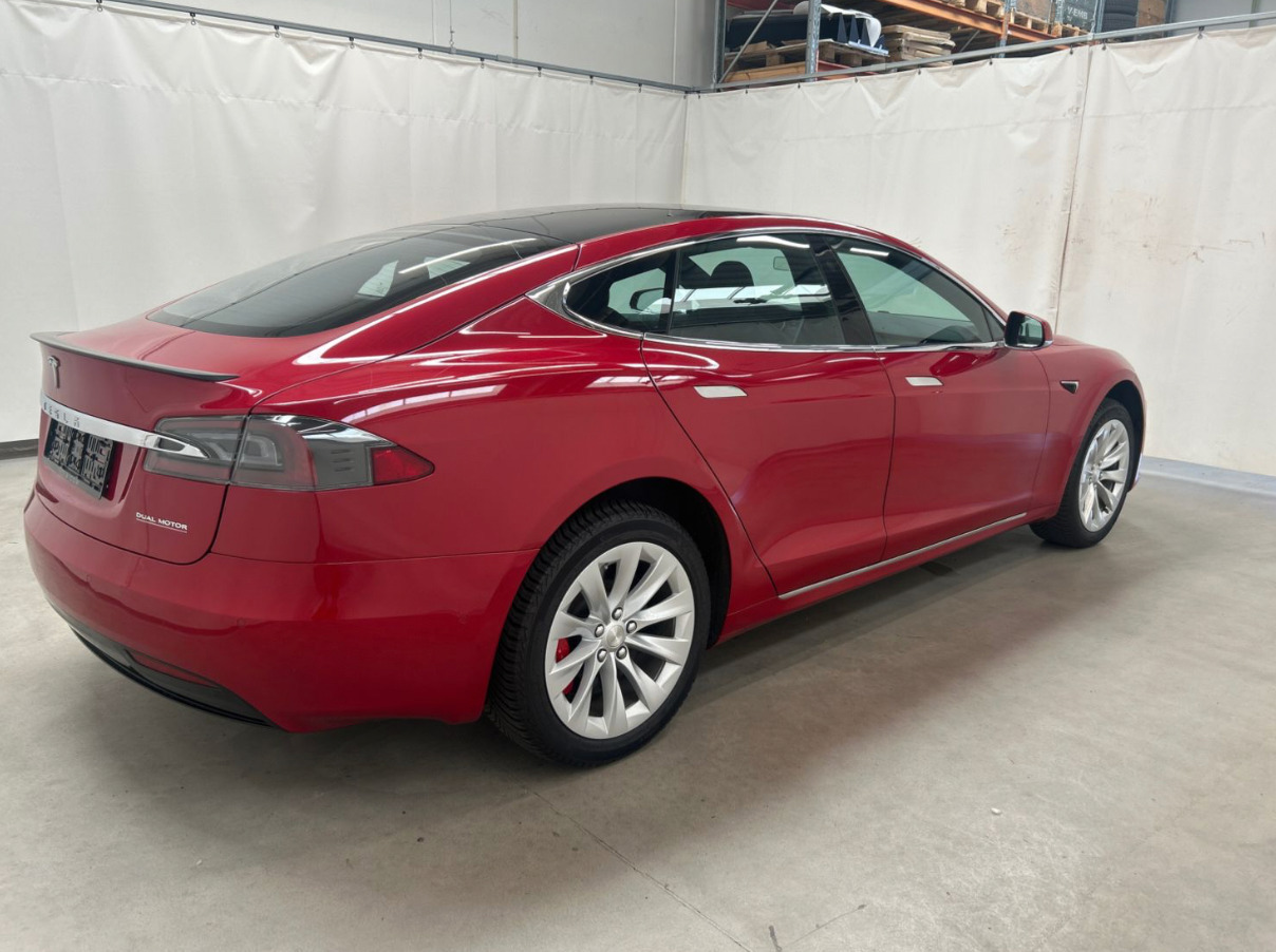 Rød Tesla Model S fra 2021