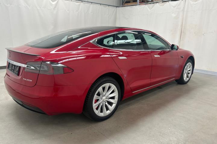 Rød Tesla Model S fra 2021