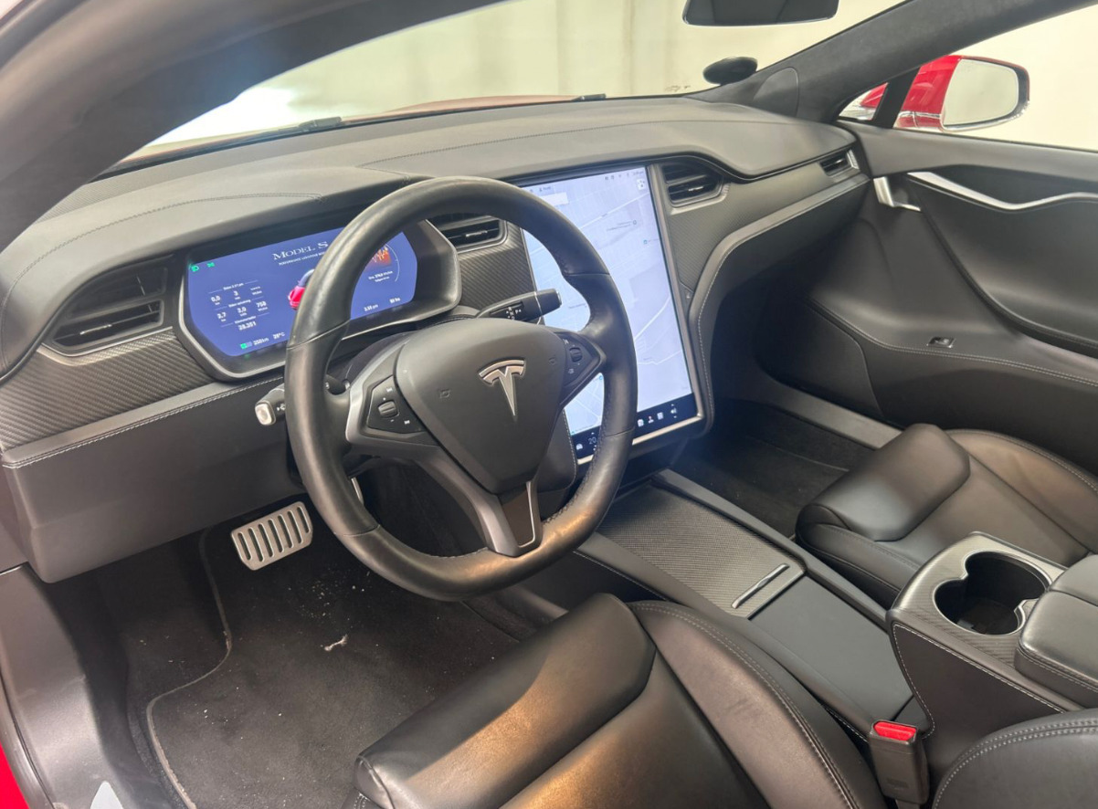 Rød Tesla Model S fra 2021