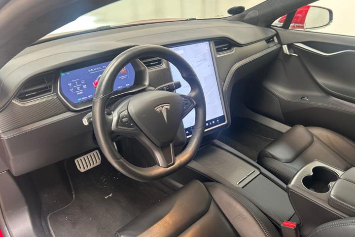Rød Tesla Model S fra 2021
