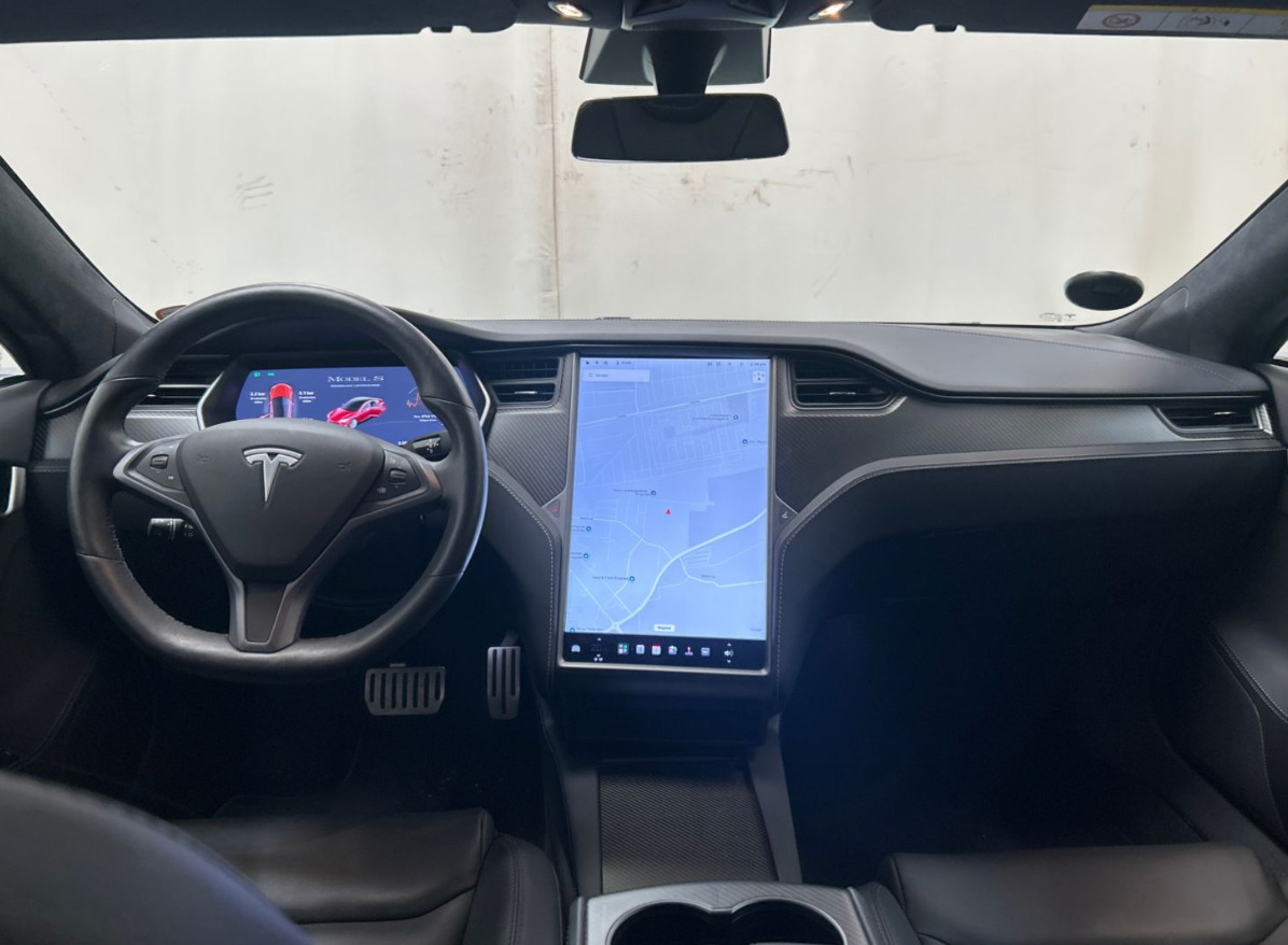 Rød Tesla Model S fra 2021