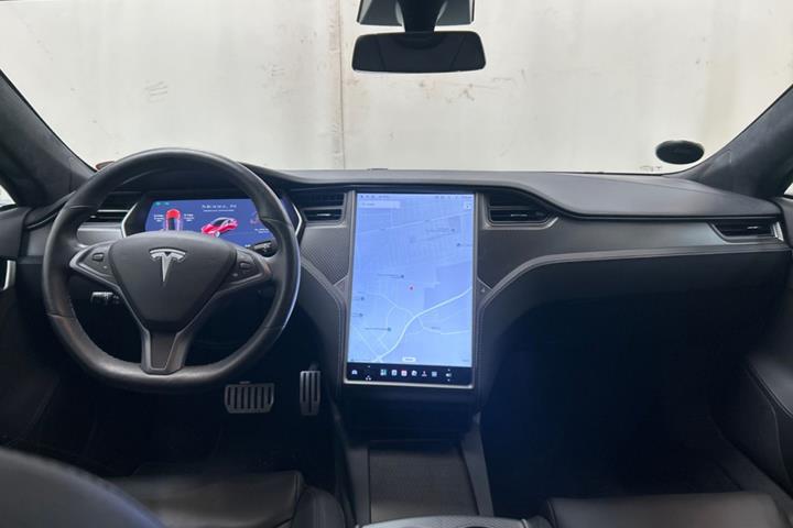 Rød Tesla Model S fra 2021