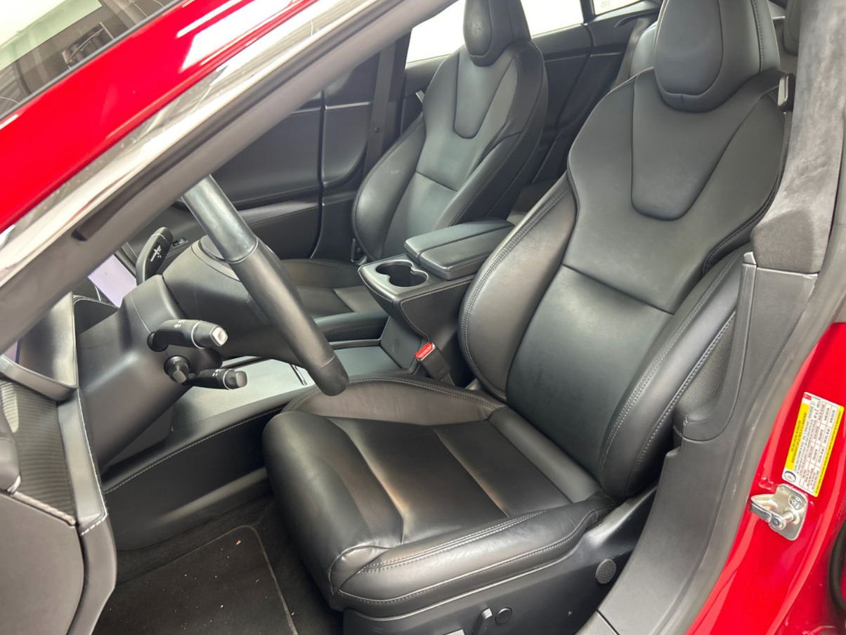 Rød Tesla Model S fra 2021